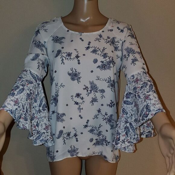 Adorable Lauren Conrad Floral Top, - Picture 2 of 6
